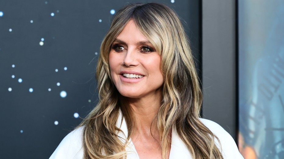 Az 52 éves Heidi Klum minden gátlását levetkőzve mutatta meg tökéletes idomait a Hunger magazin kedvéért