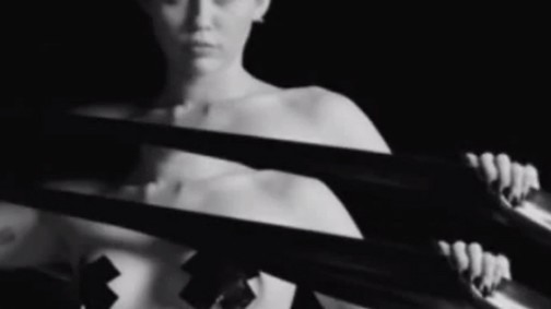 Miley mellét csak egy kis ragasztó takarja új klipjében