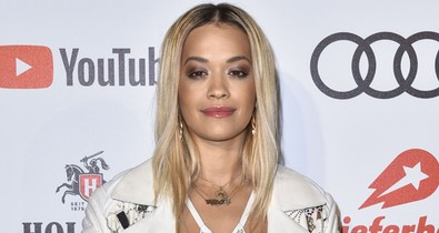 Túl sok a csicsa, és ez a cipő: Rita Ora megint beöltözött