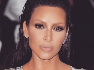 Kim Kardashian kiszőkült! Nézd a hajszínét