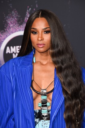 Ciara extrahosszú, hullámos tincsekkel érkezett.