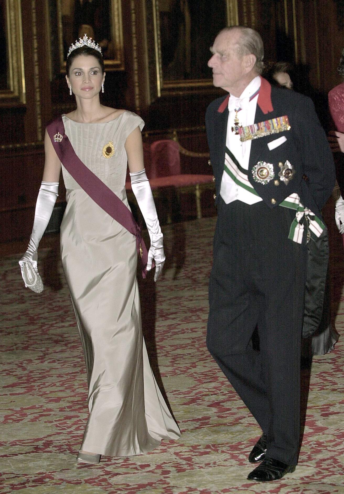 Ránija királyné és Fülöp herceg együtt léptek be a windsori kastélyban megrendezett állami bankettre 2001-ben. 