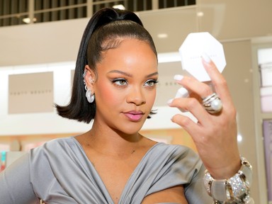 Rihanna tovább fokozza: Meztelen várandós pocakkal ünnepelte Fenty Beauty márkáját