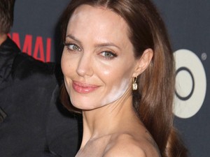 Angelina Jolie, mit tettek veled?
