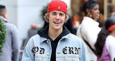Justin Bieber az autóját is karácsonyi díszbe öltöztette és zseniális