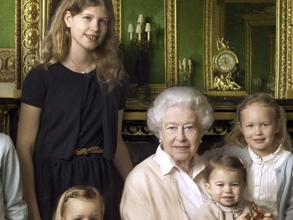 Nézd a királynőt a kutyáival és az összes dédunokájával, Sarolta és György is ott vannak nyilván!