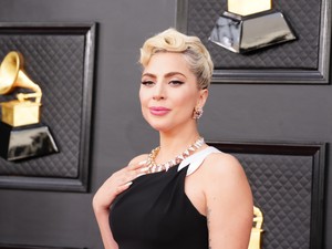 A húsruha már a múlté: Lady Gaga az elegancia megtestesítője a Grammy-gálán