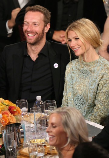Gwyneth Paltrow és Chris Martin: Szakításuk után még hónapokig egy házban laktak, sőt, a házasságuk formális lezárása után is úgy alakították ki az életüket, hogy egymáshoz közeli vagy közös birtokokon éljenek a gyermekeik (Apple és Moses) érdekében. A mai napig szoros baráti viszonyt ápolnak egymással.