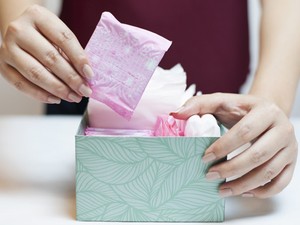 Forradalmi lépés: Ingyenes lesz a menstruáló diákoknak a tampon és a betét