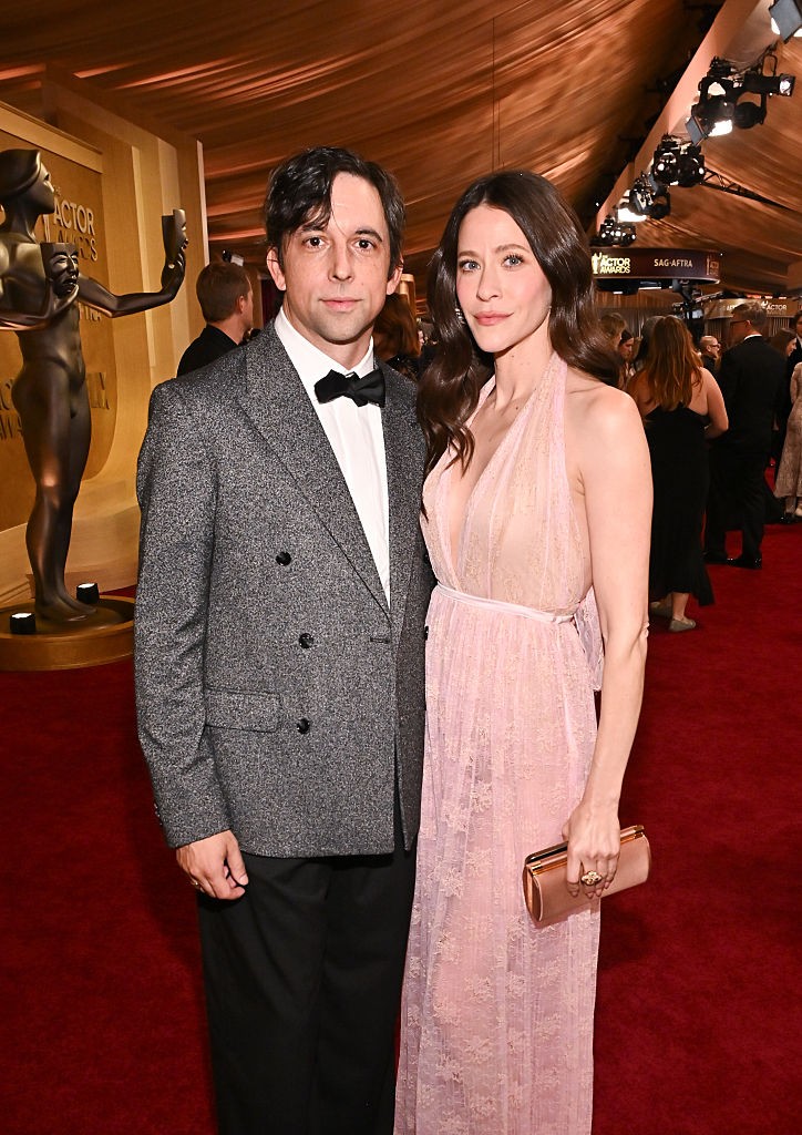 Jackie Tohn és Joe Gillette - A sorozatban a rabbi sógornőjét megformáló Jackie Tohn 2021 vége óta alkot egy párt kedvesével, Joe Gillette-tel. Jackie nyíltan rajong a párjáért: egy szülinapi posztjában leírta, milyen szerencsésnek érzi magát, amiért ennyit nevetnek, beszélgetnek és támogatják egymást. Gillette maga is szakmabeli – színészként, íróként és rendezőként dolgozik –, a Bármit, csak ezt ne második évadában pedig ő is csatlakozott a stábhoz. Bár a való életbeli barátnőjével nem volt közös jelenete, a sorozatban izgalmas szerepet kapott: ő alakítja a főhős riválisának férjét.