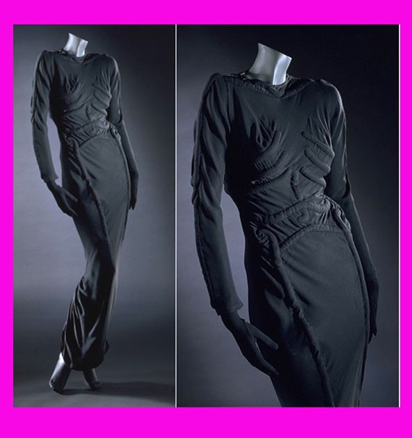 Híres darab volt a csontvázruha is, senki másnak nem jutott eszébe emberi bordákat imitáló fekete díszítést tenni egy fekete estélyire.