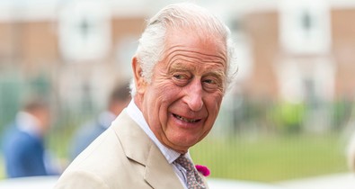 Ez tényleg ő? Ritkán látott fotó került elő Károly királyról, alig ismertük fel bajusszal