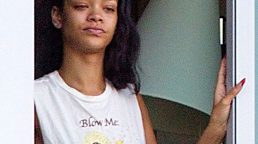 Ilyen Rihanna smink nélkül, ágyból kelve