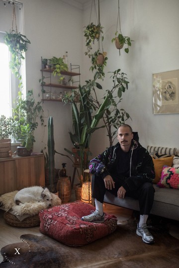 Hering Andris, A NoSalty és a PHENOM'ENOM szerkesztőjével saját otthonában beszélgettek a márkával való régóta tartó kötődéséről és a ruhák mögött rejlő gondolatiság fontosságáról.