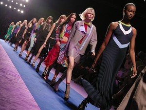 Döbbenetes: rasszista jeladás a Versace üzeltében