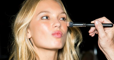 Próbáld ki a nyár legforróbb sminktrendjét: a napcsókolta pirosítást!