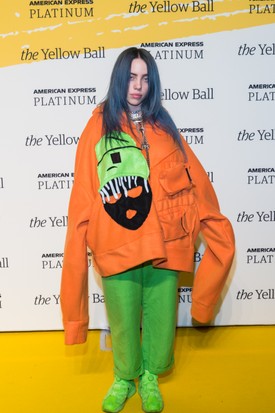 2018 - Billie Eilish imádja a neonpillanatokat, különösen, ha tetőtől talpig van mindez. És minél bővebb, minél lazább valami, annál jobban érzi benne magát az énekesnő.