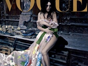 Monica Bellucci unja magát, de nem buta