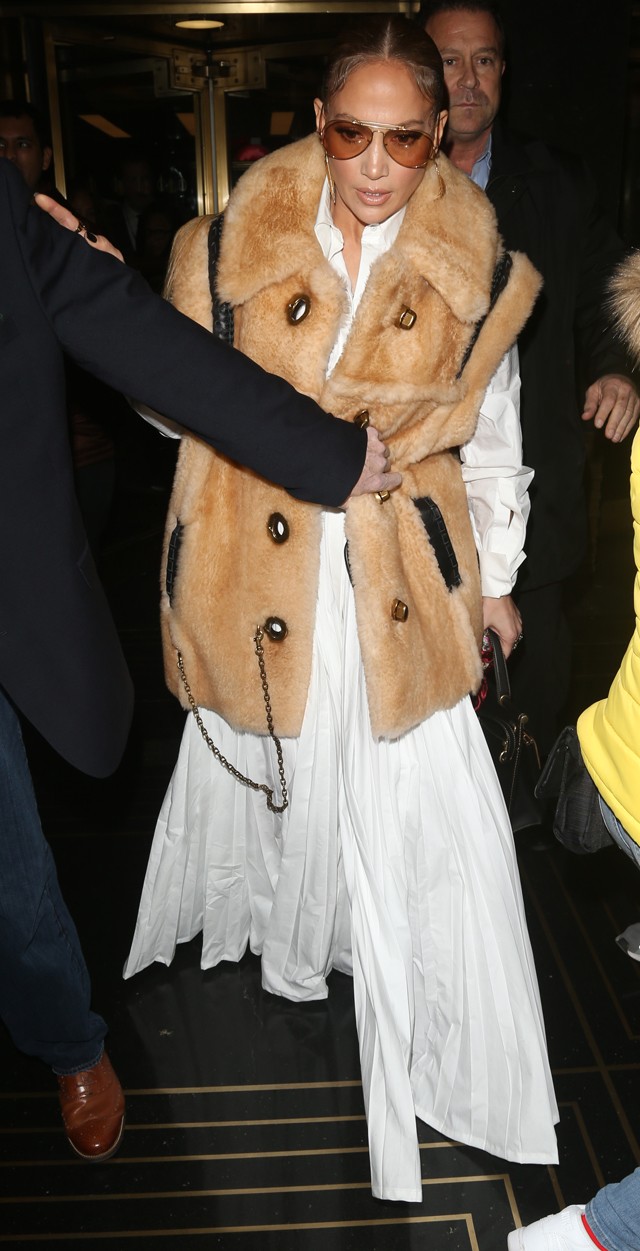 Jennifer Lopez megmutatja, hogyan viseld kedvenc nyári ruhádat télen