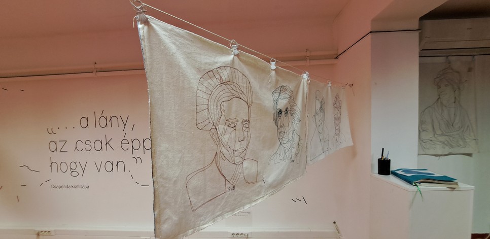 A képzőművész olyan nőket szeretett volna megmutatni, akik értékes hozzájárulást nyújtottak a társadalomhoz, és példaképként állhatnak előttünk