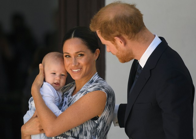 A kis Archie hatalmasat nőtt: Meghan és Harry Afrikában babáznak