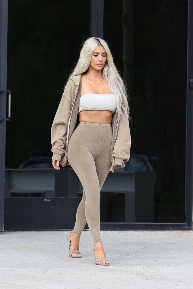 Őrület! Kim Kardashian 17 különböző szettbe öltözött át 24 óra alatt