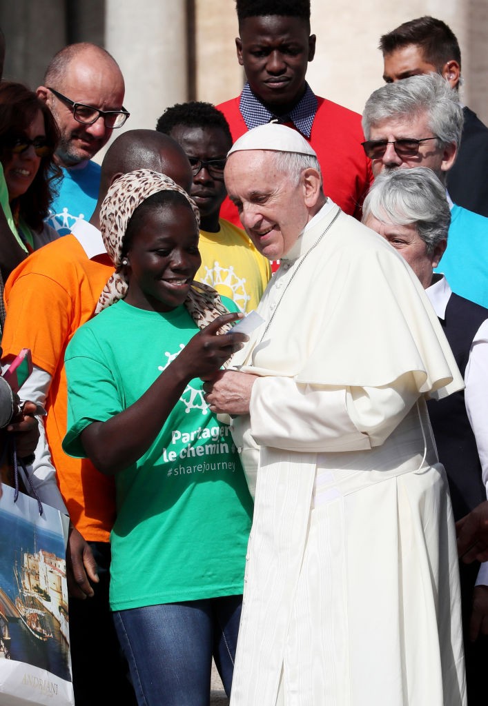 „A nők saját szemükkel nézik a valóságot, úgy, ahogy mi, férfiak nem tudjuk látni. Egy nő másképp lát egy problémát, másképp lát bármilyen dolgot, mint mi, férfiak. A kétféle látásmódnak ki kell egészítenie egymást, és fontos, hogy a megbeszéléseken ott legyenek a nők.” – Ferenc pápa gondolata a nők szerepének fontosságát hangsúlyozza a döntéshozatalban és a közösségi életben. A világ teljességéhez szükség van mindkét nem nézőpontjára – egymást erősítve, nem kizárva.