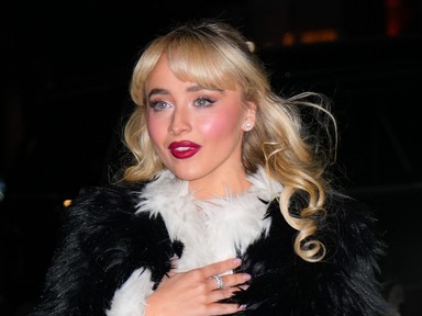 Meztelenruhát villantott Sabrina Carpenter, egyszerűen mesésen fest az énekesnő