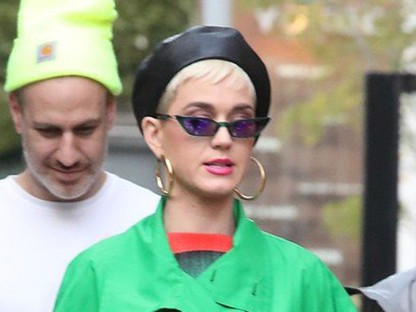 Katy Perry ismét alakít: műtős köpenyben szeli az utcákat