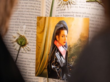 Új korszak a divatfotózásban: különleges kiállítás a női szemszög erejével