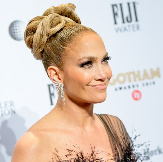 Jennifer Lopez megidézte a 90-es évek szalagavatóit ezzel a frizurával