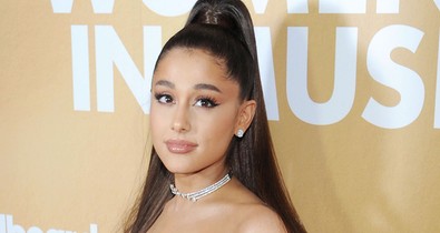 Na ne! Ariana Grande közösen tetováltatott a 93 éves nagyijával