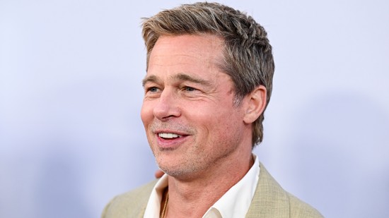 Mi történt Brad Pitt hajával? Új frizurát villantott a sármos színész