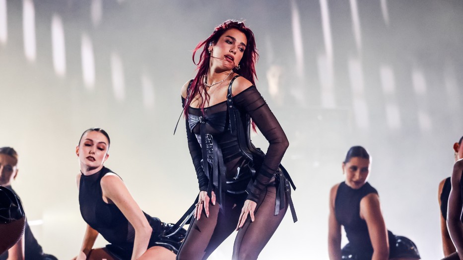 Dua Lipa merész szettje az egyik legkülönlegesebb megjelenés, amit valahol láttunk