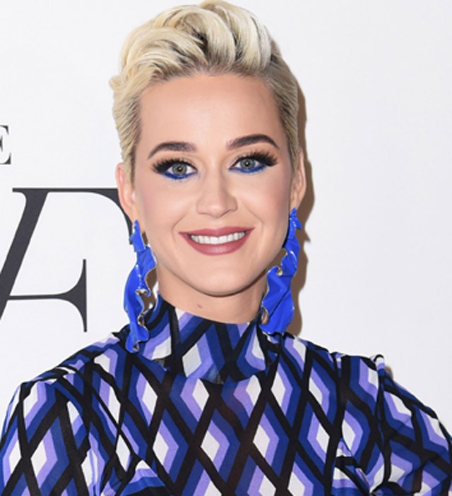 Csak Katy Perry tudja ilyen tökéletesen kombinálni a sminkjét a ruhájával