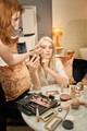Szabó Izabella kreatív producer aprólékos mozdulatokkal tökéletesíti a smink részleteit