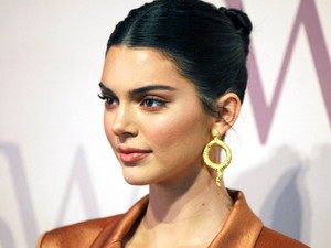 Minek melltartó? Kendall Jenner egy szál blézerben szexizett a New York-i divathéten