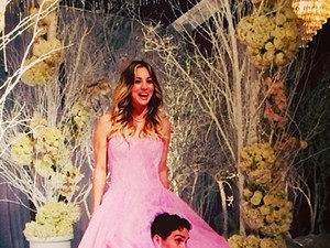 Kaley Cuoco rózsaszínben esküdött szilveszter napján!