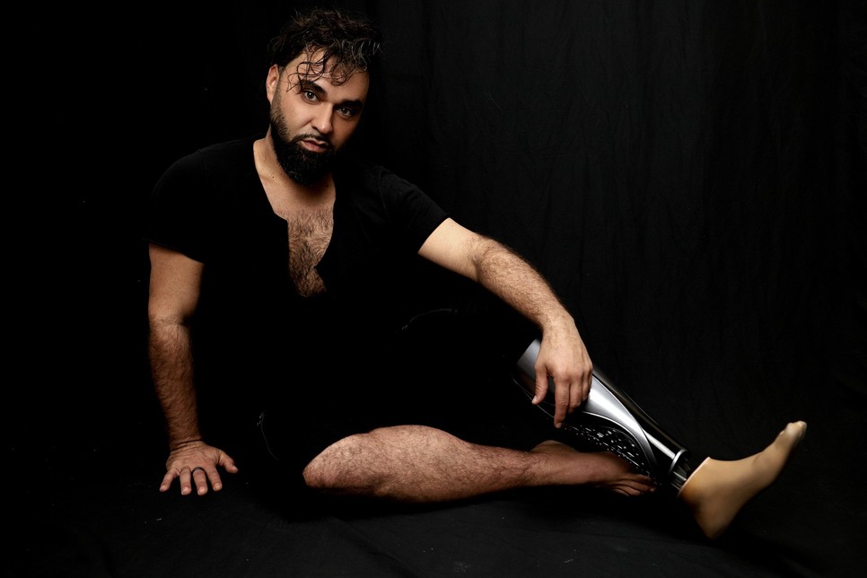 Modell: Máté Roland, Stylist, ruhatervező: D’ange-Csikós Anikó