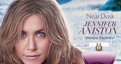Jennifer Aniston teljesen szétretusált arccal új parfümje plakátján