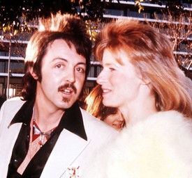 Paul McCartney - A Beatles legendájának felesége, Linda McCartney 1998-ban halt meg rákban. Paul évekig gyászolta élete szerelmét, de később újra megnősült, és a családja jelentette számára a legnagyobb vigaszt.
