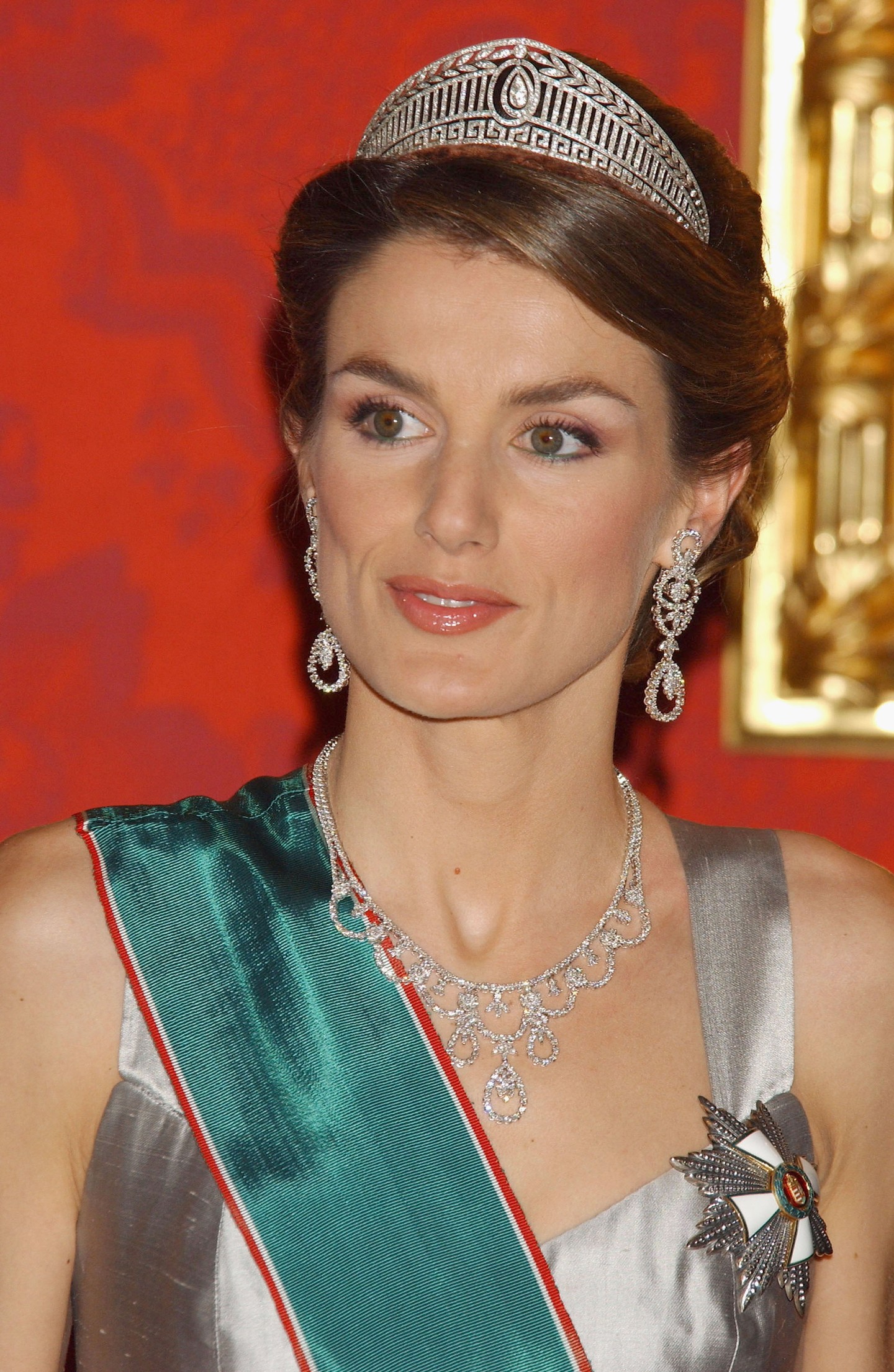 Letícia királyné porosz tiarája. Becsült érték: 900 000 € (337 millió forint). A darab egy német birodalmi örökség, női családtagokon keresztül öröklődött, mígnem Letícia anyósa, Zsófia spanyol királyné birtokába került. Letícia királyné itt épp egy ünnepi vacsorán vesz részt a magyar elnökkel és feleségével a madridi királyi palotában, 2005. január 31-én.