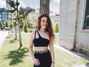 Johanna ezt a kényelmes, légáteresztő szettet viseli ha jógaórát tart