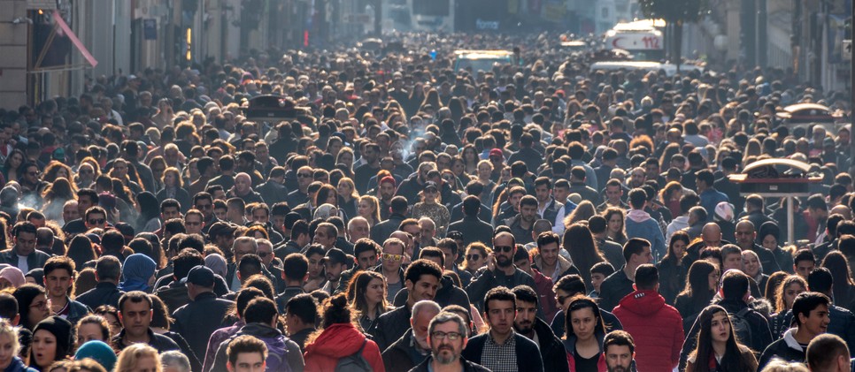 Minél többen vannak jelen és lennének képesek segíteni egy társas helyzetben, annál valószínűbb, hogy elmarad a segítségnyújtás