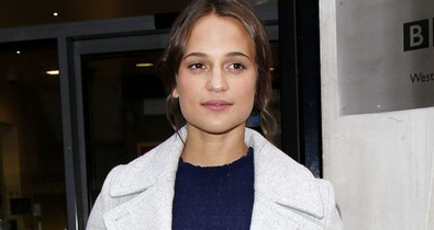 Alicia Vikander stylistnak öltözött, és jól néz ki