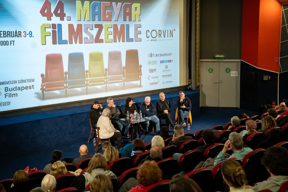A Magyar Filmszemlén közönségtalálkozók és szakmai programok is várták a közönséget, egyike ezeknek az eseményeknek a Magyar Játékfilmrendezők Egyesületének szervezésében producerek és rendezők kerekasztal-beszélgetése volt