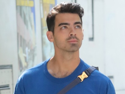 Ritkán látni ennyire jól öltözött pasit, mint Joe Jonas
