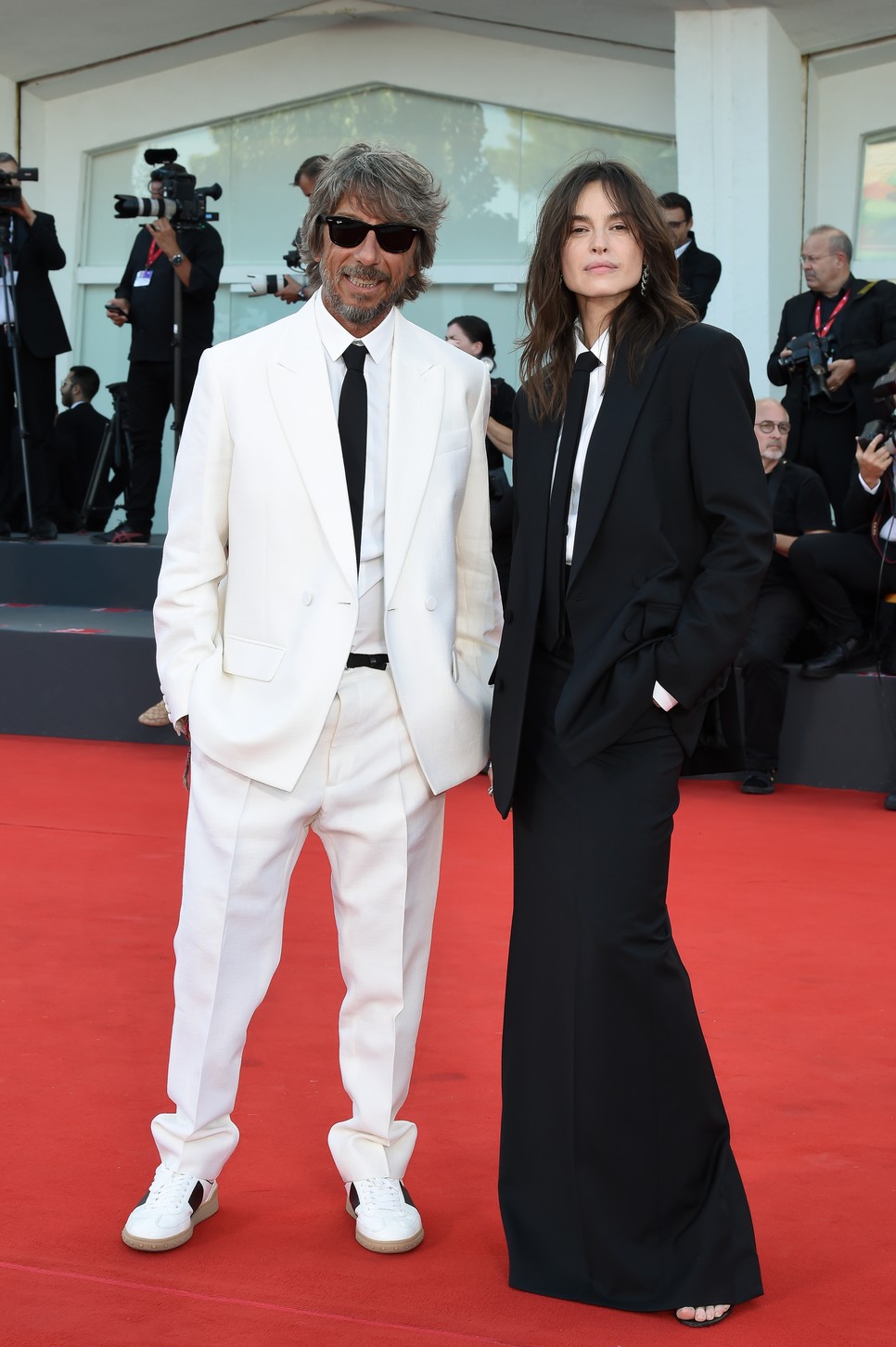 A színésznőt a Valentino divatház tervezője, Pierpaolo Piccioli kísérte el a Priscilla film premierjére. Megjelenése tökéletes kontrasztot alkot Piccioli totál fehér öltönyével, melyben ismét feltűnik a fekete nyakkendő