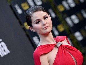 Selena Gomeznek most már van egy nagyszerű frufruja