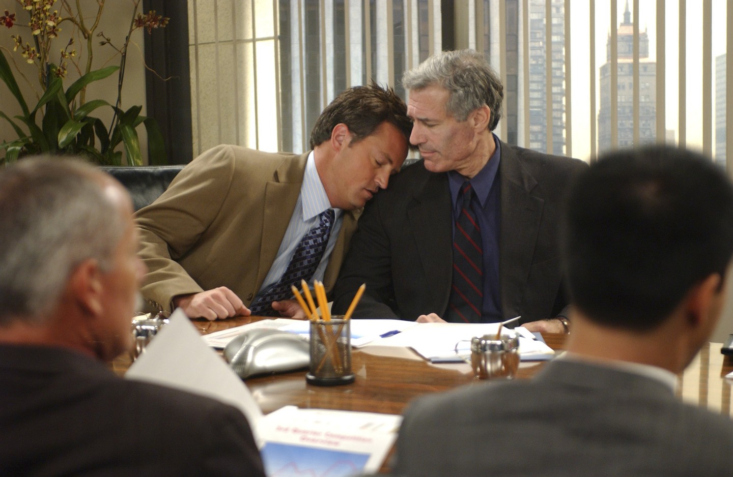 Emma bömböl (The One Where Emma Cries). A 9. évad 2. részében Chandler kialvatlanul ment munkába, így elszunnyadt egy fontos értekezleten... Álmából ébredve véletlenül igent mondott egy oklahomai pozícióra, amin Monica és a többiek is teljesen kiakadtak.